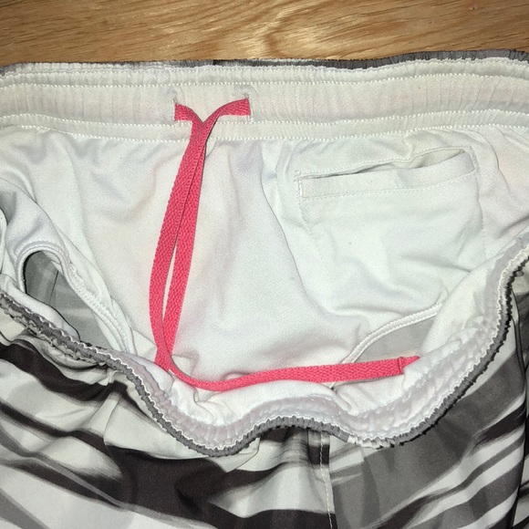 Small Under Armour patterned shorts - Picture 5 of 5